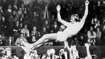 Le joueur de tennis Bj&ouml;rn Borg est port&eacute; en triomphe par ses &eacute;quipiers apr&egrave;s la victoire de la Su&egrave;de en Coupe Davis, le 21 d&eacute;cembre 1975. (STF / SCANPIX SWEDEN)