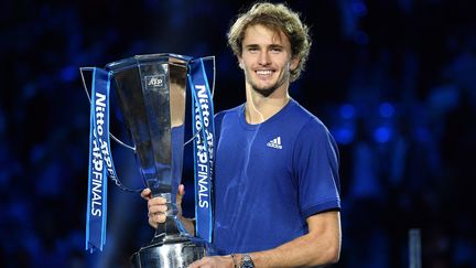 Alexander Zverev pose avec le trophée des ATP Finals après sa victoire contre Daniil Medvedev, à Turin, le 21 novembre 2021. (MARCO BERTORELLO / AFP)