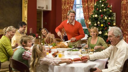 Cette famille a &eacute;cout&eacute; les conseils de francetv info et a pass&eacute; un tr&egrave;s bon r&eacute;veillon de No&euml;l, mercredi 24 d&eacute;cembre. (ECHO / CULTURA RF / GETTY IMAGES)