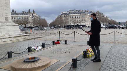 Anthony Chenu en pleine visite virtuelle sur la tombe du soldat inconnu, sous l'Arc de Triomphe à Paris), le 17 février 2021. (ANNE CHEPEAU / RADIO FRANCE)