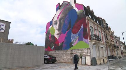 Calais fait le plein de couleurs avec son "Street Art Festival". À la bombe et au pinceau, dix-huit artistes réalisent jusqu'à la fin de l'été des œuvres monumentales et bigarrées qui ne laissent personne indifférent.