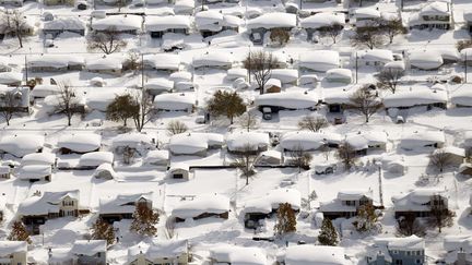 Vue a&eacute;rienne de maisons enneig&eacute;es &agrave; West Seneca (New York, Etats-Unis), le 19 novembre 2014. (DEREK GEE / AP / SIPA )