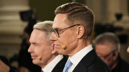 Les candidats Alexander Stubb (à droite) et Pekka Haavisto (à gauche) assistent aux résultats du premier tour de l'élection présidentielle finlandaise, à la mairie d'Helsinki (Finlande), le 25 janvier 2024. (ALESSANDRO RAMPAZZO / ANADOLU / AFP)