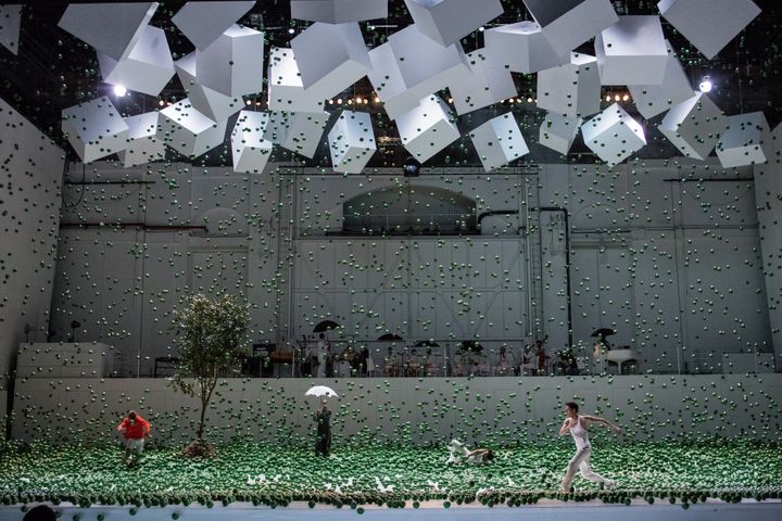 "Play":  jeux de balles à l'Opéra Garnier
 (Ann Ray/Opéra national de Paris)