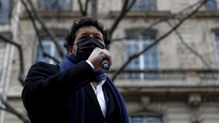 Arié Alimi, un des avocats de la famille de Cédric Chouviat, lors d'une marche blanche, le 3 janvier, un an après la mort du chauffeur-livreur de 42 ans,&nbsp;à la suite d'un contrôle de police. (SAMEER AL-DOUMY / AFP)