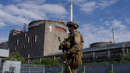 Un soldat russe&nbsp;dans la centrale de&nbsp;Zaporijjia, le 1er mai 2022 à Energodar (Ukraine). (ANDREY BORODULIN / AFP)