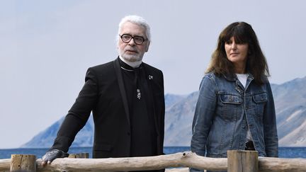 Karl Lagerfeld et&nbsp;Virginie Viard, lors du défile prêt-à-porter printemps-été 2019, le 2 octobre 2018, à Paris.&nbsp; (BERTRAND GUAY / AFP)