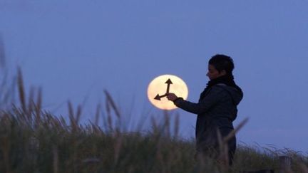 Sabine joue avec  la lune
 (Laurent Laveder)