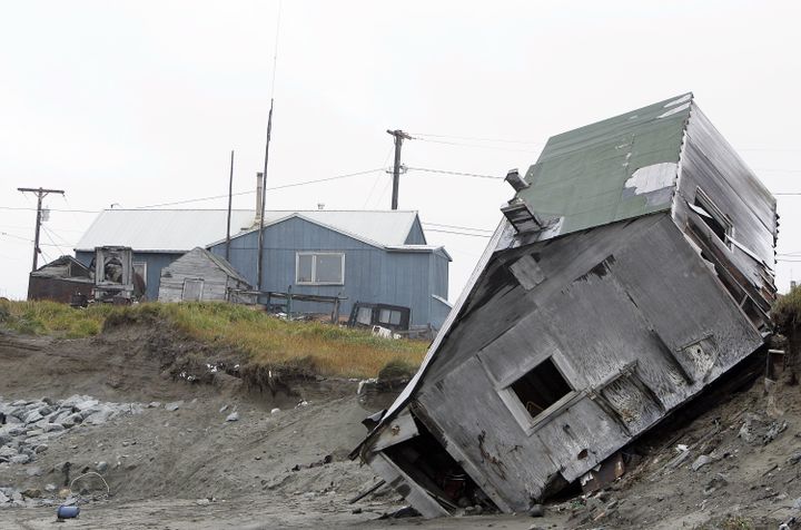 Une maison détruite par l'érosion littorale, le 27 septembre 2006, dans le village de Shishmaref, en Alaska (Etats-Unis). (GABRIEL BOUYS / AFP)