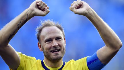 Le capitaine suédois&nbsp;Andreas Granqvist&nbsp;célèbre la victoire de son équipe contre la Suisse en huitième de finale de la Coupe du monde 2018, à Saint-Pétersbourg (Russie), le 3 juillet 2018.&nbsp; (CHRISTOPHE SIMON / AFP)