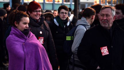 Des personnes en&nbsp;grève devant le lycée Pierre-Forest, à Maubeuge&nbsp;(Nord), pour demander la réparation du chauffage dans les classes, le 6 janvier 2017. (MAXPPP)