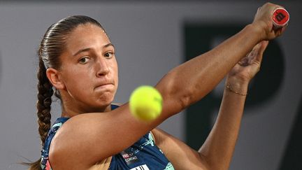 Diane Parry lors de son&nbsp;deuxième tour de Roland-Garros, le 25 mai 2022. (CHRISTOPHE ARCHAMBAULT / AFP)