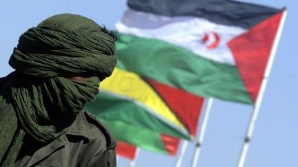 Un bédouin devant le drapeau de la République arabe sahraouie démocratique, le 27 février 2011 à Tifariti, village saharien. (AFP PHOTO/ DOMINIQUE FAGET)