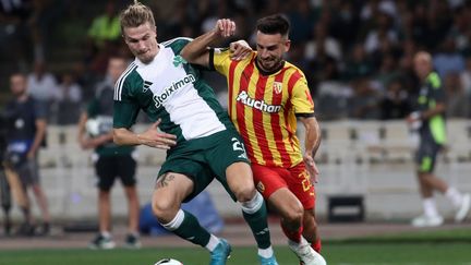 Tin Jedvaj au duel avec Adrien Thomasson lors de Panathinaïkos-RC Lens en barrage de la Ligue Conférence, le 29 août 2024. (PANAGIOTIS MOSCHANDREOU / MAXPPP)