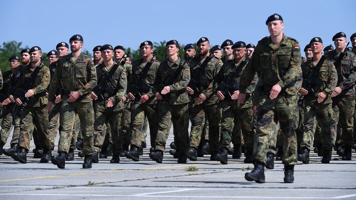 Des militaires français et allemands, de la brigade franco-allemande de Müllheim (Allemagne), répétant leur pas pour le défilé du 14-Juillet, le 2 juillet 2019 à Meyenheim (Haut-Rhin). (PATRICK HERTZOG / AFP)