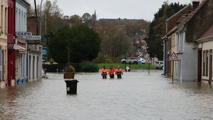 Municipal employees, November 13, 2023, in Neuville-sous-Montreuil (Pas-de-Calais).  (DENIS CHARLET / AFP)