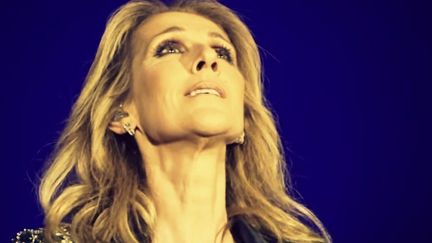 Céline Dion chante "Je sais pas"
 (Capture d&#039;écran vidéo Youtube &quot;Céline Dion &quot; Je sais pas &quot; 18 juillet 2017 en concert à Marseille&quot;)