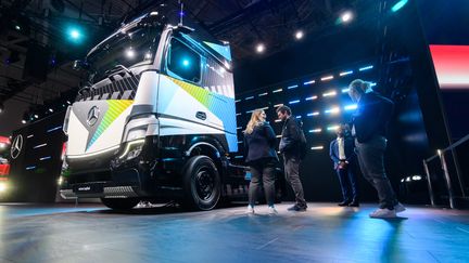 Un camion électrique "eActros" de chez Daimler. (JULIAN STRATENSCHULTE / DPA)