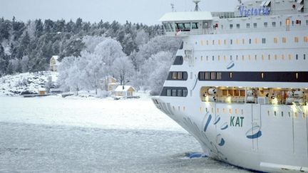 Un ferry trace sa route dans l'archipel de Stockolm, le 15/01/2010 (AFP/Olivier Morin)