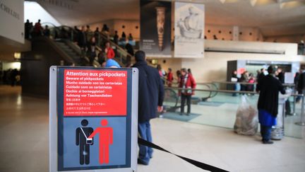  (Sous la pyramide du Louvre, un panneau prévient les visiteurs du danger de vol © MaxPPP)