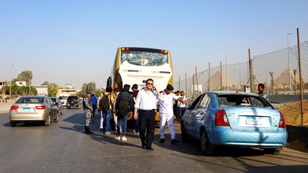 Un bus transportant des touristes a été visé par une attaque, le 19 mai 2019, près des pyramides de Guizeh (que l'on aperçoit à droite de la photo) en Egypte. (REUTERS - AMR ABDALLAH DALSH / X90179)