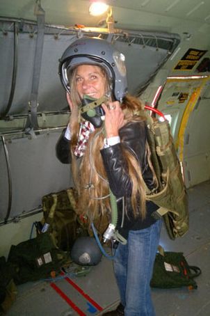 Isabelle Staes à bord d' un avion C135 ravitailleur francais au-dessus de la Libye le 14 mars 2011 (DR)