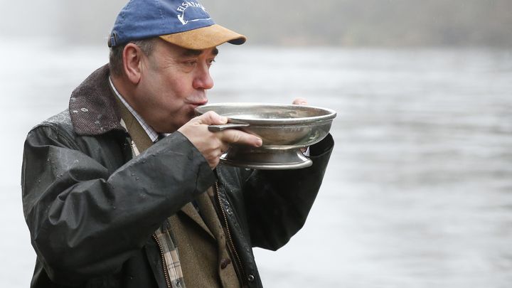 Une gorg&eacute;e de whisky pour marquer l'ouverture de la saison de p&ecirc;che au saumon, le 15 janvier 2014, &agrave; Dunkeld, dans l'est de l'Ecosse. (RUSSELL CHEYNE / REUTERS)