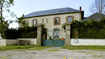 L'école de Saint-Etienne-sur-Usson, dans le Puy-de-Dôme, dans laquelle a été tourné le film documentaire "Etre et avoir" de Nicolas Philibert sorti en 2002, ici photographiée en 2004. (THIERRY ZOCCOLAN / AFP)