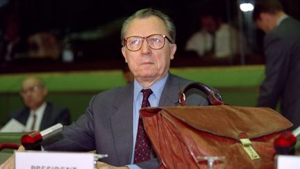 Jacques Delors, président de la Commission de l'Union européenne, assiste à une réunion du Conseil des ministres de l'Economie et des Finances à Luxembourg, le 11 octobre 1994. (FRANCK FIFE / AFP)