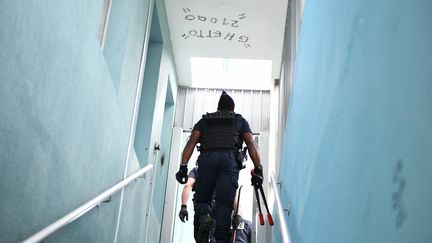 Les policiers ont mené plusieurs perquisitions à la suite des violences qui ont embrasé le quartier des Grésilles à Dijon en juin 2020. (PHILIPPE BRUCHOT / MAXPPP)