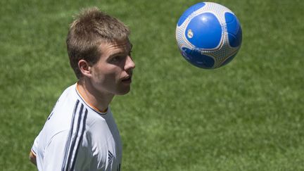 Le milieu de terrain espagnol Asier Illarramendi, pendant sa pr&eacute;sentation officielle &agrave; son arriv&eacute;e au R&eacute;al Madrid, le 13 juillet 2013.&nbsp; (DANI POZO / AFP)