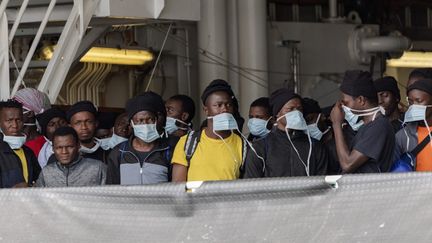 Des migrants à bord d'un navire de Médecins sans frontières arrivent au port de Brindisi (Italie), le 19 septembre 2023. (MANUEL ROMANO / NURPHOTO / AFP)