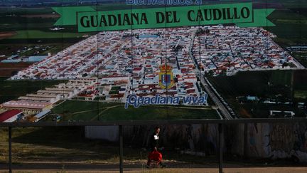 Devant un panneau souhaitant la bienvenue à Guadiana del Caudillo, village&nbsp;d'Estrémadure (Espagne), le 30 mars 2019. (SUSANA VERA / REUTERS)