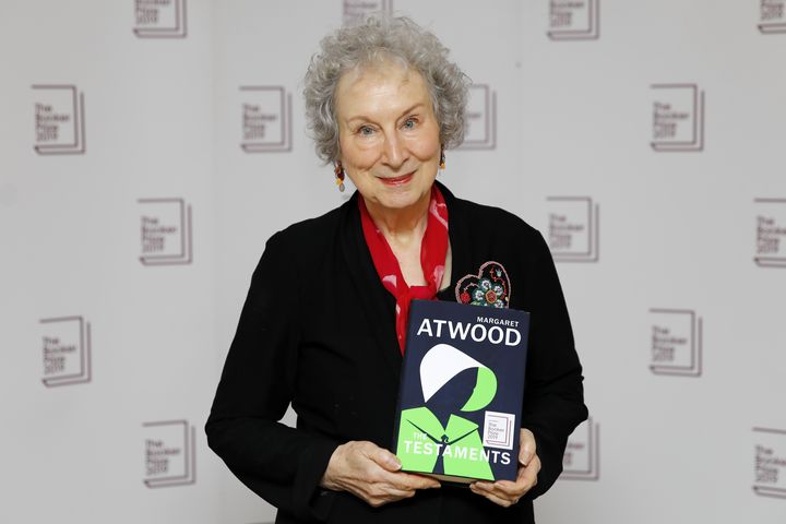 Margaret Atwood remporte le Booker Prize, le 14 octobre 2019 à Londres, pour "Les Testaments" (TOLGA AKMEN / AFP)