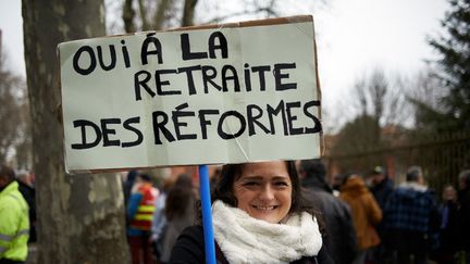 La réforme des retraites, non, mais la retraite des réformes, oui. Cette Toulousaine s'amuse avec la grammaire, mais ne plaisante pas avec la politique. (ALAIN PITTON / NURPHOTO / AFP)