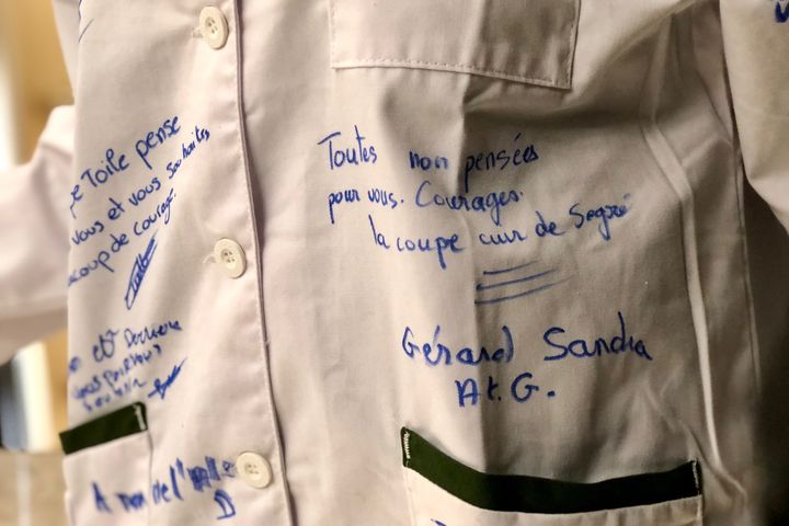 Des salariés des usines du groupe Longchamp ont offert à la responsable du magasin des Champs-Elysées une blouse, sur laquelle ils avaient écrit des messages de soutien. (MATTHIEU MONDOLONI / RADIO FRANCE)