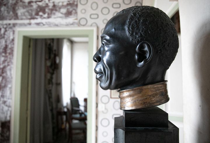 Le buste du président sénégalais Léopold Sédar Senghor, dans sa maison à Verson, dans l'ouest de la France, le 13 septembre 2022 (LOU BENOIST / AFP)