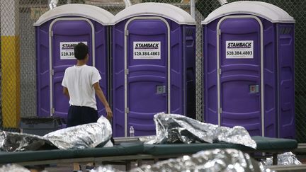 Des toilettes ont &eacute;t&eacute; plac&eacute;es dans l'entrep&ocirc;t, pr&egrave;s des couchages. (ROSS D. FRANKLIN / AP / SIPA)