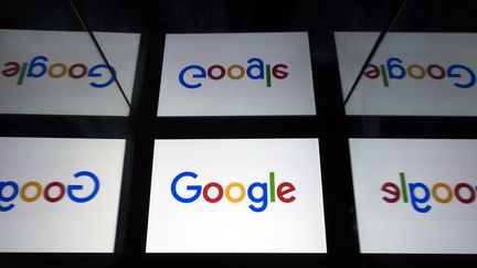 Le logo de&nbsp;Google, le 18 février 2019, affiché sur une tablette à Paris. (LIONEL BONAVENTURE / AFP)