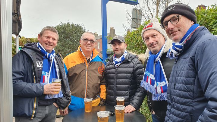 David, Bernard, Thomas, Gérald et Franck découvrent le stade et ses environs pour leur premier déplacement à Dublin, avant Irlande-France, samedi 11 février 2023. (FRANCEINFO: SPORT/ MAYLICE LAVOREL)