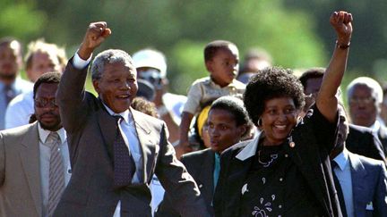 Nelson Mandela, accompagn&eacute; de sa femme Winnie, lors de sa lib&eacute;ration le 11 f&eacute;vrier 1990, au Cap, apr&egrave;s 27 ans de d&eacute;tention.&nbsp; (ULLI MICHEL / REUTERS)