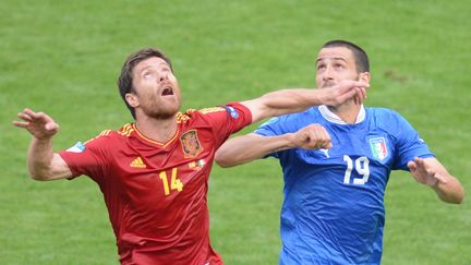 L'Espagnol Xabi Alonso et l'Italie Leonardo Bonucci &agrave; la lutte sur un ballon a&eacute;rien lors du premier Espagne-Italie (1-1) de l'Euro, le 10 juin 2012 &agrave; Gdansk, en Pologne. (PATRIK STOLLARZ / AFP)