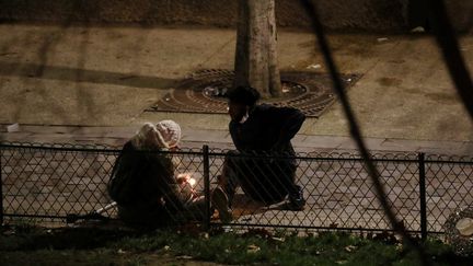 Des consommateurs&nbsp;de drogue quartier de Stalingrad, à Paris, en février 2021. (DE POULPIQUET / LEJEUNE / LE PARISIEN / MAXPPP)