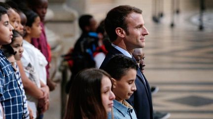 Emmanuel Macron au Panthéon le 27 avril entouré d'enfants 
 (Thibault Camus / POOL / AFP)