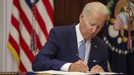 Le président Joe Biden signe&nbsp;une loi dans la salle Roosevelt de la Maison Blanche le 25 juin 2022 à Washington. (TASOS KATOPODIS / GETTY IMAGES NORTH AMERICA / AFP)