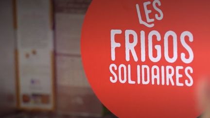 Le frigo solidaire installé devant le restaurant parisien de Dounia Mebtoul a profité à un grand nombre d’habitants modestes du quartier pendant le confinement. (France Info)