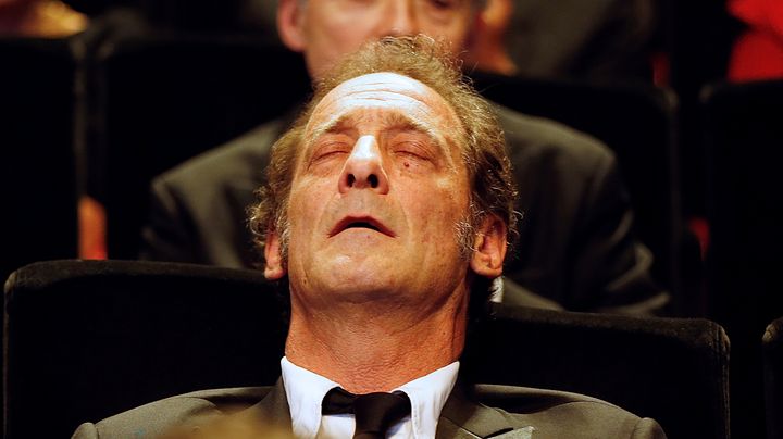 Vincent Lindon submerg&eacute; par l'&eacute;motion &agrave; l'annnonce de son Prix d'interpr&eacute;tation, dimanche 24 mai. (VALERY HACHE / AFP)