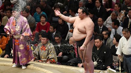 Le yokozuna Kisenosato Yutaka lors d'une compétition de sumo à Tokyo (Japon), le 18 janvier 2018. (KOJI ITO / YOMIURI / AFP)