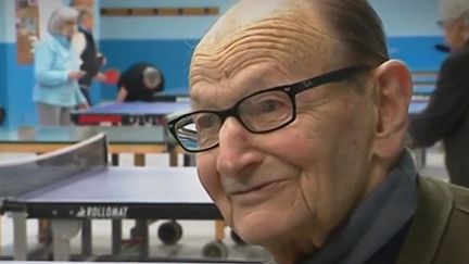 À Vimoutiers (Orne), tout le monde connaît Bernard Leplat, qui chaque semaine s'adonne à sa passion du tennis de table. Il va bientôt fêter ses cent ans. (FRANCE 3)