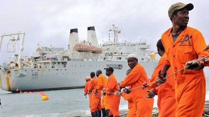 Câble de fibre optique sous-marin sur le rivage de la ville portuaire de Mombasa, au Kenya, le 12 juin 2009. (PHOTO STRINGER / AFP)